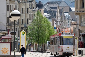 Zwischenbilanz der Plauener Straßenbahn: Wie gut läuft das City-Ticket? - Bahnhofstraße in der Plauener Innenstadt: Seit Anfang Juli können Fahrgäste mit dem neuen City-Ticket für einen Euro zwischen den Haltestellen Hans-Löwel-Platz und Albertplatz Straßenbahn oder Stadtbus fahren.