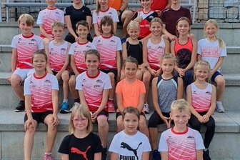 Zwischenbilanz fällt positiv aus - Ein Fototermin als willkommene Erholungspause. Ansonsten geriet der Stollberger Leichtathletik-Nachwuchs zum Halbjahresabschluss noch einmal ordentlich ins Schwitzen. 