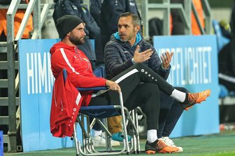 Zwischenbilanz nach schwerem Saisonstart: Warum der Chemnitzer FC dennoch die Klasse halten wird - „Ich habe noch immer Spaß an meiner Arbeit“, sagt CFC-Cheftrainer Christian Tiffert (rechts). Mit seinem Assistenten Niklas Hoheneder (links) muss er derzeit allerdings Woche für Woche improvisieren und wegen verletzter Spieler die Mannschaft umbauen.