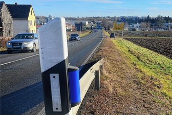 Zwist um Ampelanlagen für neuen Autohof bei Hainichen entbrannt - Auf dieser Fläche rechts der Straße soll in Hainichen der Autohof entstehen. 