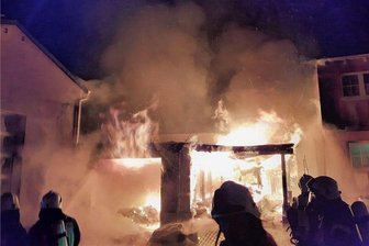 Zwölf Feuerwehren bekämpfen Großbrand in Pausa-Mühltroff - Die Flammen schlugen hoch, als die Feuerwehren vor Ort eintrafen. Mehrere Stunden dauerte die Brandbekämpfung.