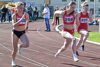 Zwölf Goldmedaillen für die Gastgeber - Im Finale der Frauen über 100 Meter standen Antonia Thieme (von links, Leichtathletik-Club Taucha, 2. Platz), Vanessa Steeg (Treuener LV, 1.) und Justine Kurth (SV Sachsenring Hohenstein-Ernstthal, 3.)