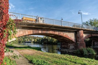 Zwölf Jahre Ampel sind genug: Sanierung der Muldenbrücke in Lunzenau startet in Kürze - Die Muldenbrücke in Lunzenau soll endlich saniert werden. Eine Behelfsbrücke wird flussabwärts errichtet, von der August-Bebel-Straße/Dr.-Otto-Nuschke-Straße aus zur Burgstädter Straße.