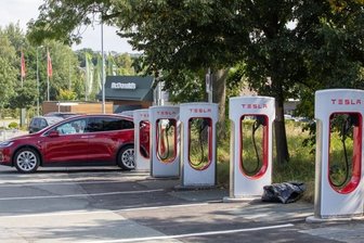 Zwölf Ladesäulen für 48 Tesla? - Unweit des McDonald's-Parkplatzes hat Tesla Schnellladesäulen installieren lassen, sie können nur von Tesla-Fahrzeugen genutzt werden.