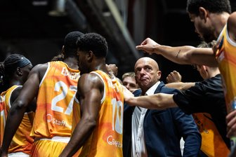 Zwölf Spiele bis Ende Januar möglich: Niners Chemnitz erwartet nach vielen freien Tagen ein knüppelhartes Programm - Die Basketballer der Niners Chemnitz um ihren Cheftrainer Rodrigo Pastore hatten in den vergangenen Wochen nur wenige Spiele zu bestreiten. Das ändert sich ab dem kommenden Dienstag.