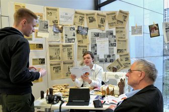 Zwölf Stunden Arbeit, 24 Mädchen im Wohnheim: So lebten vietnamesische Vertragsarbeiter zu DDR-Zeiten in Mittweida - Mit Unterstützung des Historikers Heiko Weber (rechts) haben Jugendliche aus Mittweida über vietnamesische Vertragsarbeiter und -arbeiterinnen in Mittweida geforscht.
