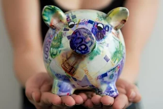 Zwölf Tipps, wo und wie Sie jetzt sparen können - Das Sparschwein bekommt in diesen Tagen vermutlich wenig Futter. 