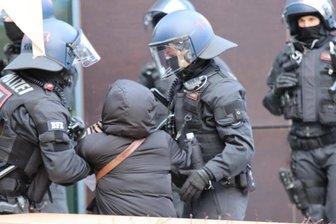 Zwölf verletzte Beamte, rund 1000 Anzeigen: Entsetzen nach verbotener Corona-Demo in Dresden - Landespolitiker übten am Samstag Kritik am Polizeieinsatz in Dresden. 