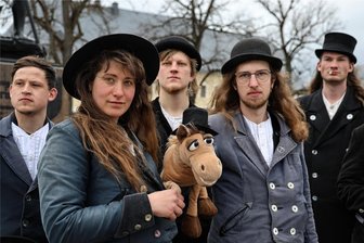 Zwölf Wandergesellen und ein Pferd stranden im Erzgebirge - Ein Teil der Wandergesellen mit ihrem Maskottchen und Mitreisenden Padre. In der Mitte: Charlotte und Tiktak.
