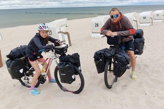 Zwölfjährige aus Zwickau radelt an die Ostsee: Vater-Tochter-Team will zum Nachmachen motivieren - Nach rund 650 Kilometern am Ziel: Helena und Maik Illing aus Zwickau haben die Ostsee erreicht.