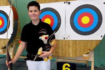 Zwölfjähriger Plauener Bogenschütze mischt die Herrenklasse auf - Miro Seibert bei der Deutschen Hallenmeisterschaft in Niedersachsen.