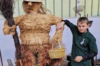 Zwölfjähriger Westsachse verbringt seine Freizeit lieber auf dem Bauernhof als beim Fußball - Franz Bochmann mit einer der Strohpuppen, die als Deko für die Geflügelschau dienen. 
