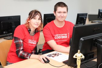 Zwölftklässler programmieren 24 Stunden am Stück - Vicky Mazzucco und Jeremy Normann noch ganz entspannt beim Vorbereiten im Informatik-Kabinett ihrer Schule.