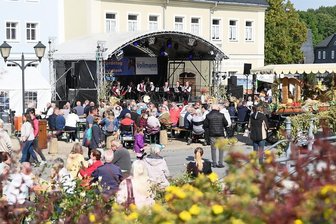 Beim 29. Erzgebirgischen Pferdetag & Zwönitzer Erntedankfest gibt es in der Innenstadt auch ein buntes Bühnenprogramm.