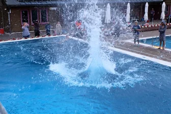 Zwönitz krönt Arschbombenkönige - Hohe Fontänen waren im Zwönitzer Freibad beim Wettbewerb zum Arschbombenkönig zu bewundern. 