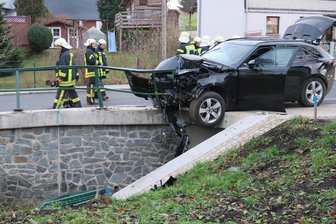 Zwönitz: Landrover fährt in Brückengeländer -