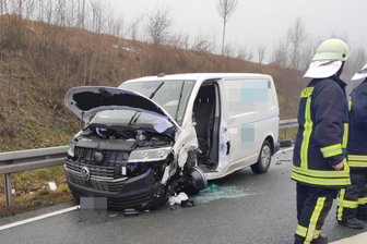 Zwönitz: Mercedes kollidiert mit Lkw und Transporter - drei Verletzte - Die S 258 war bis gegen 11.45 Uhr voll gesperrt.