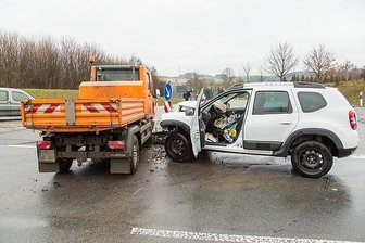 Zwönitz: Multicar kollidiert mit Dacia -