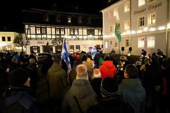 Zwönitz: Rechtsextreme „Freie Sachsen“ ziehen rund 230 Demonstranten an - Auf dem Zwönitzer Markt versammelten sich am Montagabend rund 230 Menschen.