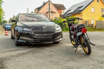 Zwönitz: Skoda und Simson kollidieren an Kreuzung - Zu einem Zusammenstoß zwischen einem Pkw Skoda und einem Moped kam es am Mittwochabend in Zwönitz.