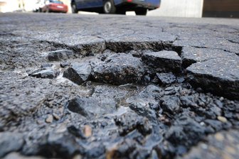 Zwönitz: Straßensanierung sorgt für Diskussionen - Ein Teilstück der Dittersdorfer Straße soll saniert werden. Dort gibt es viele Schlaglöcher.