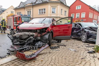Zwönitz: Zwei Opel zusammengeprallt – Fünfstelliger Schaden verursacht - Am Samstag ereignete sich in Zwönitz ein Unfall, an dem zwei Opel beteiligt waren.
