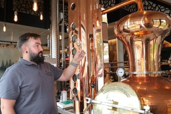 Zwönitzer Brauerei brennt jetzt auch Schnäpse - Dominik Naumann ist unter die Destillateure gegangen. Seine gläserne Brennerei ist das Herzstück des Neuanbaus.