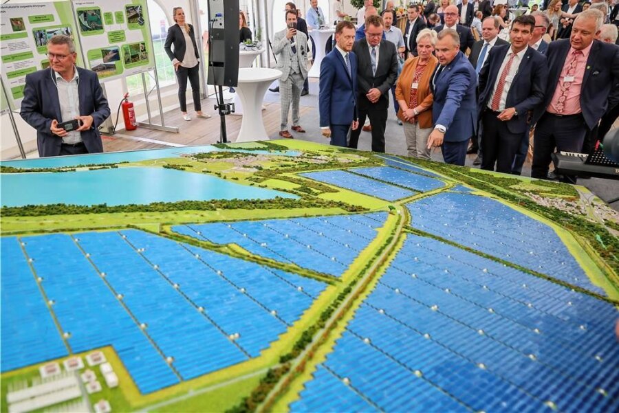 Zwönitzer Firma liefert Technik für Deutschlands größten Solarpark - Dieses Modell zeigt den geplanten XXL-Solarpark südlich von Leipzig. Beim Spatenstich im Sommer 2022 schaute auch Sachsens Ministerpräsident Michael Kretschmer vorbei. Die Anlage soll eine der größten in Europa sein. Die Firma Gantner aus Zwönitz steuert die Technik bei. 