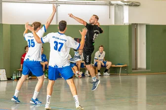 Zwönitzer Handball-Teams feiern Doppelerfolg bei Prestige-Turnier - Tommy Löbner (r., hier in der Auftaktpartie gegen die SG LVB II) und die Verbandsliga-Männer des Zwönitzer HSV haben sich erstmals nach drei Jahren wieder den Pokal beim Sparkassencup gesichert.