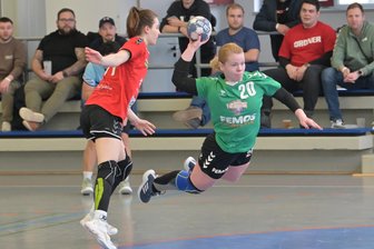 Zwönitzer Handballer gehen auf Haie-Jagd - Christin Viehweger, hier im Pokal gegen die Sportfreunde Dresden, will den Haien mit vielen Treffern den Zahn ziehen.
