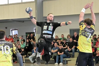 Zwönitzer Handballer haben Podestplatz in der Verbandsliga fast sicher - Tommy Löbner war mit sieben Toren einmal mehr bester Zwönitzer Werfer.