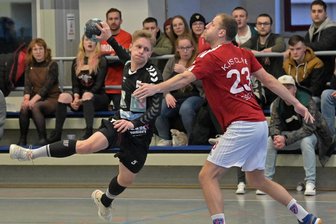 Zwönitzer Handballer legen nach: Kritik an der Polizei nach Weinböhla-Eklat - Tom Anger (links) traf zwar zweimal für die Zwönitzer, vergab aber gerade vor der Pause auch zahlreiche Chancen.