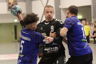 Zwönitzer Handballer scheitern im Sachsenpokal - Nico Langer tankt sich in dieser Szene gegen zwei Weinböhlaer durch. Sein einziger Treffer für den HSV war auch der letzte der Partie.