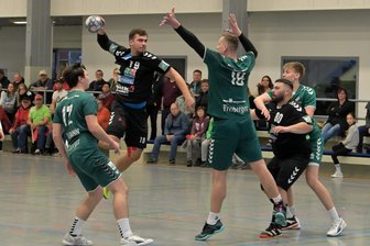 Zwönitzer Handballer stolpern bei Union Chemnitz - Miroslav Jahn (am Ball), hier gegen Freiberg II, war mit seinen acht Toren der beste Zwönitzer Werfer bei der Niederlage in Chemnitz.