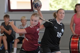 Zwönitzer HSV: Keine Chance gegen bissige Haie - Marie Raupach (l.), hier im Duell mit Katrin Krüger, gehörte zu den besseren Zwönitzerinnen und warf immerhin vier Tore.