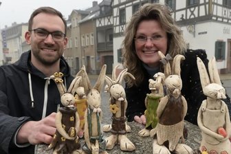 Zwönitzer laden zur Hasenjagd ein - Anne Walter und Martin Ahlheim vom Innenstadtmanagement mit den Ton-Hasen, die in den Schaufenstern versteckt werden.