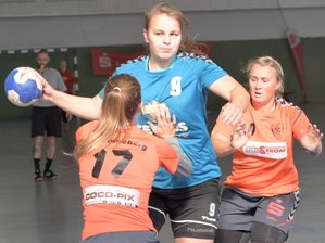 Zwönitzer nutzen Turnier als Härtetest - Die Zwönitzerin Laura Kaulfuß versucht sich gegen die Schneebergerinnen Lisa Graupner (links) und Romy Kolbe durchzusetzen. Die Gastgeberinnen verloren diese Partie nach Pausenführung noch mit 18:22.