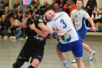 Zwönitzer patzen beim Letzten - Tommy Löbner (l.) kassierte in Radeberg - hier eine Szene aus dem Hinspiel - früh zwei Zeitstrafen und musste sich danach zurücknehmen. Der mit 113 Treffern erfolgreichste Werfer der Liga traf nur fünfmal und blieb damit klar unter seinem Schnitt von 8,07 Toren pro Spiel.