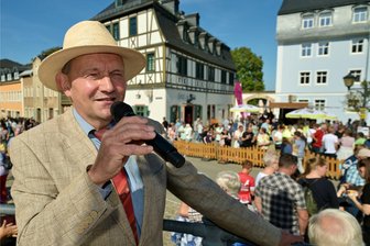 Zwönitzer Pferdetag und Erntedank mit einigen Höhepunkten - Jörg Kunz, beim Pferdezuchtverband Sachsen-Thüringen im geschäftsführenden Vorstand, hat den Umzug am Sonntag moderiert.