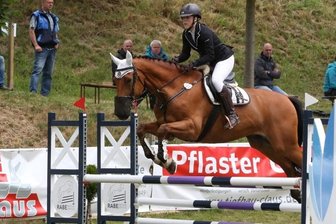 Zwönitzer Pferdetage: 300 Reiter mit 500 Tieren am Start - Emilie Schmiedel vom RFV Zwönitz auf Accento S in der Stilsprungprüfung Klasse A. 