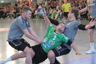 Zwönitzer Sachsenligahandballer gehen auch in Dresden leer aus - Im letzten Spiel der vergangenen Saison gegen Zwenkau hatte Jiri Brecko (Mitte) eigentlich sein letztes Spiel für Zwönitz bestritten. Vor der Partie in Dresden holten die Erzgebirger den Allrounder nun zurück für den Rest der Saison. Zum Einstand erzielte der Tscheche gleich drei Treffer.