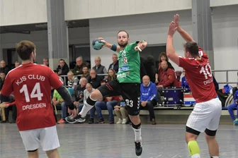 Zwönitzer Sachsenligahandballer warten weiter auf Zählbares - Tommy Löbner, hier gegen den KJS-Club Dresden, kommt nach seiner Verletzung langsam wieder in Form. In Görlitz war er mit fünf Toren erfolgreichster Zwönitzer Werfer.