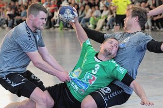Zwönitzer schon unter Druck - Im letzten Spiel der vergangenen Saison kassierten die Zwönitzer gegen Zwenkau kurz vor Schluss noch den Ausgleich - danach wurde lange gerätselt, ob das Remis zum Klassenerhalt reicht. Jiri Brecko (am Ball) ist beim HSV nicht mehr mit von der Partie.