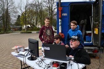 Zwönitzer Schüler testen Technik für Funkkontakt zur Antarktis - Zum Europatag der Schulstationen hatten die Schüler der Arbeitsgemeinschaft Amateurfunk, die von Heiko Meier (vorn rechts) geleitet wird, ihre Technik im Schulhof des Zwönitzer Gymnasiums aufgebaut.
