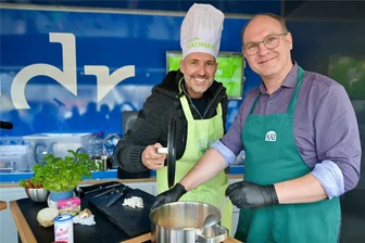 Zwönitzer Stadtchef liefert sich spannendes Kochduell mit Radiomoderator - MDR-Moderator Silvio Zschage (l.) und der Zwönitzer Bürgermeister Wolfgang Triebert haben sich ein Koch-Duell geliefert.