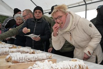 Zwönitzer Stollenkönig gekürt - Anja Vogel aus Zwönitz (vorn) hat auch in diesem Jahr den Stollen mit verkostet.