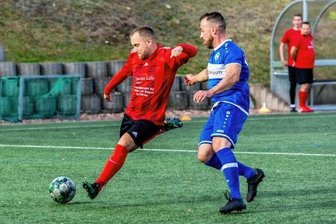 Zwönitzer stoßen Tanne vom Thron - Florian Hänel (l.) erzielte in der 93. Minute das 3:2-Siegtor für die SpG Mitteldorf. Der SV Affalter um Markus Lange hatte das Nachsehen. 