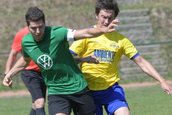 Zwönitzer überraschen Burkhardtsdorfer - Marcus Peter, der hier den Burkhardtsdorfer Sascha Sonnabend verfolgt, trug sich gegen Zwönitz selbst in die Torschützenliste ein - er erzielte den zweiten Treffer für seine Farben. 