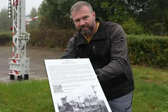 Zwönitzer weihen historisches Bahnsignal ein - Letzte Handgriffe: Tom Schneider, Leiter des städtischen Bauhofes, überprüft die Festigkeit der neuen Info-Tafel am Bahnsignal.