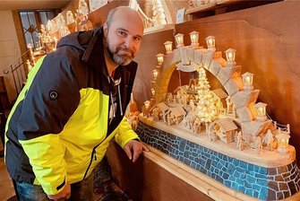 Zwönitzer wird unter Tränen Schwibbogenkönig 2022 - Schwibbogenkönig Mike Göpel aus Zwönitz. Seine Arbeit ist schwer, aus Vollholz und mit Steinen am Fuß.